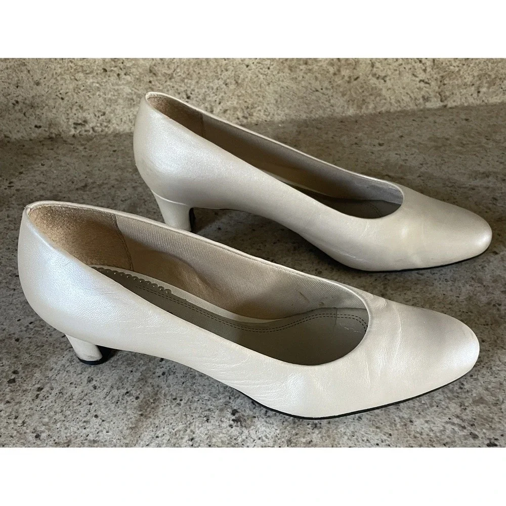 Trotters Womens Beige Leather Low Pump w/1.75